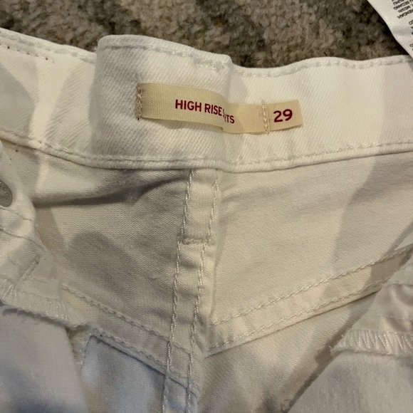 Woman's Levi shorts - Picture 3 of 6